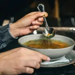 Jak zrobić bulion z kostki rosołowej?