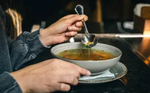 Jak zrobić bulion z kostki rosołowej?