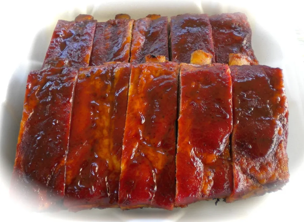 Soczyste pieczone żeberka wieprzowe przygotowane na grillu.